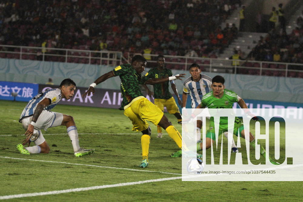 MAMADOU DOUMBIA of Mali (C) kicks the ball during FIFA U-17 World Cup 3rd Place match between Argentina and Mali at Manahan Stadium. Surakarta Indonesia - ZUMAb228 0369861760st