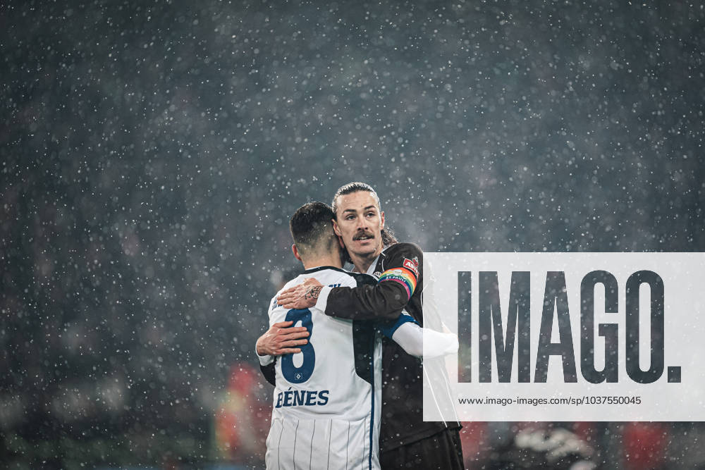 Soccer Men Season 2023 2024 2 Soccer Bundesliga 15 Matchday FC St Pauli vs Hamburger SV 01 12 2023 v l Laszlo Benes 8, HSV and Jackson Irvine 7, FC St Pauli hug after the match Hamburg Millerntor Stadion Hamburg Germany