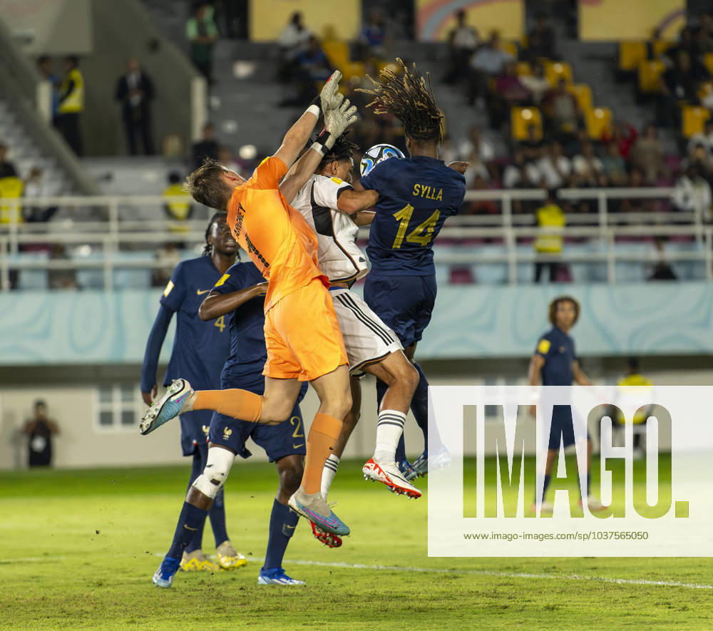 Football U 17 World Cup 2023, Final Germany France, at Manahan Stadium Surakarta center Paris Brunner Germany vs FodŽ Sylla right, FRA and goalkeeper Paul Argney left, France
