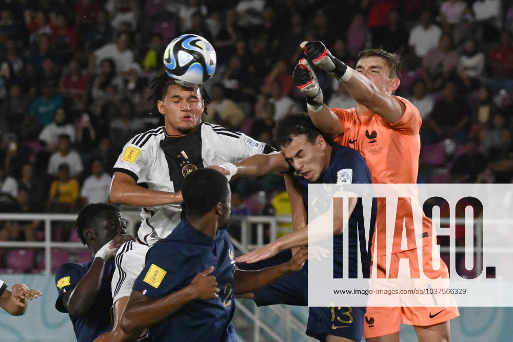 Fußball, FIFA U17 WM, Deutschland - Frankreich (231202) -- SURAKARTA, Dec. 2, 2023 -- Paul Argney (1st R), goalkeeper of France, saves the ball during the final match between Germany and France at the FIFA World Cup, WM, Weltmeisterschaft, Fussball U17, U 17 at Manahan Stadium in Surakarta, Central Java, Indonesia, Dec. 2, 2023. ) (SP)INDONESIA-SURAKARTA-FIFA-WORLD CUP-U17-FINAL-GER VS FRA AgungxKuncahyaxB.