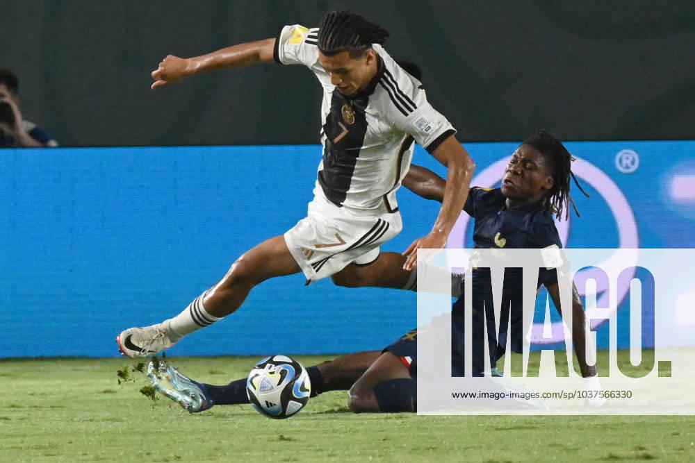 Fußball, FIFA U17 WM, Deutschland - Frankreich (231202) -- SURAKARTA, Dec. 2, 2023 -- Paris Brunner (Top) of Germany vies with Fode Sylla of France during the final match between Germany and France at the FIFA World Cup, WM, Weltmeisterschaft, Fussball U17, U 17 at Manahan Stadium in Surakarta, Central Java, Indonesia, Dec. 2, 2023. ) (SP)INDONESIA-SURAKARTA-FIFA-WORLD CUP-U17-FINAL-GER VS FRA AgungxKuncahyaxB.