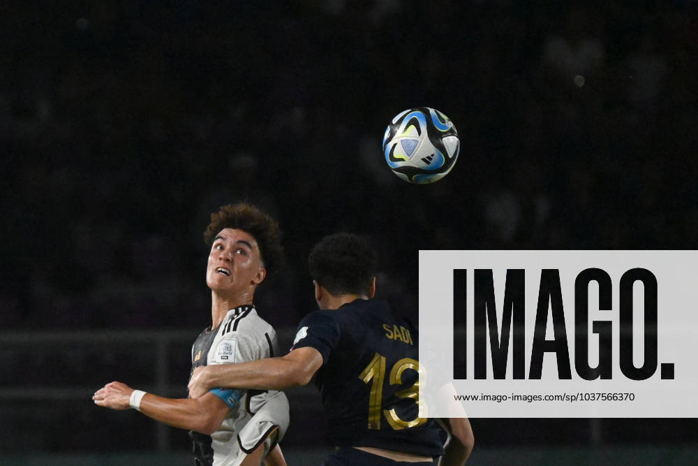 Fußball, FIFA U17 WM, Deutschland - Frankreich (231202) -- SURAKARTA, Dec. 2, 2023 -- Noah Dervich (L) of Germany competes during the final match between Germany and France at the FIFA World Cup, WM, Weltmeisterschaft, Fussball U17, U 17 at Manahan Stadium in Surakarta, Central Java, Indonesia, Dec. 2, 2023. ) (SP)INDONESIA-SURAKARTA-FIFA-WORLD CUP-U17-FINAL-GER VS FRA AgungxKuncahyaxB.