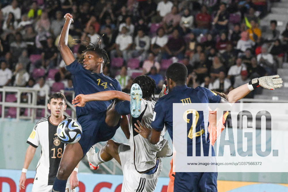 Fußball, FIFA U17 WM, Deutschland - Frankreich (231202) -- SURAKARTA, Dec. 2, 2023 -- Fode Sylla (2nd L) of France competes during the final match between Germany and France at the FIFA World Cup, WM, Weltmeisterschaft, Fussball U17, U 17 at Manahan Stadium in Surakarta, Central Java, Indonesia, Dec. 2, 2023. ) (SP)INDONESIA-SURAKARTA-FIFA-WORLD CUP-U17-FINAL-GER VS FRA AgungxKuncahyaxB.