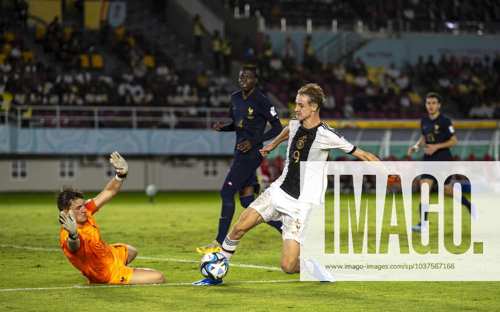 Football U 17 World Cup 2023, Final Germany France, at Manahan Stadium Surakarta Max Moerstedt re, Germany is immediately fouled by goalkeeper Paul Argney France
