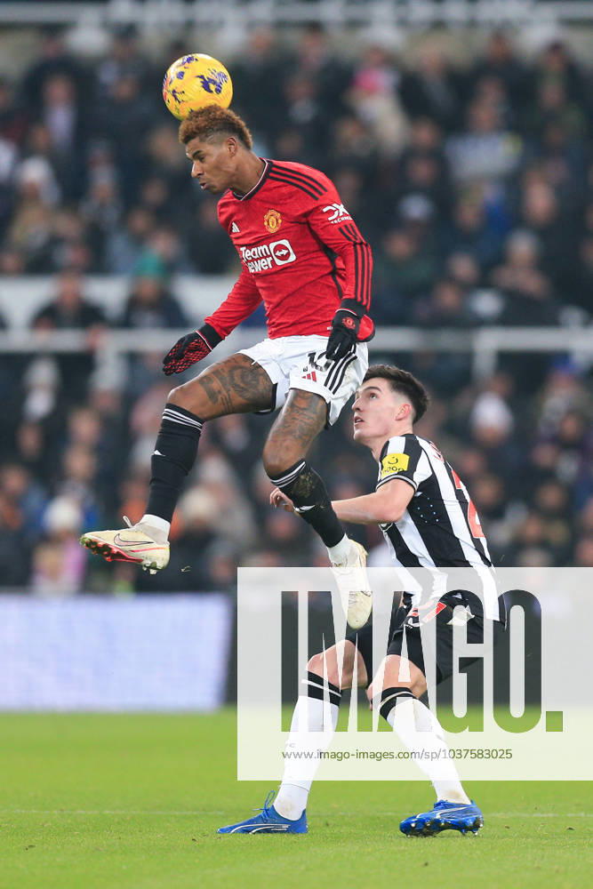 Newcastle United gegen Manchester United 2. Dezember 2023, Newcastle Premier League Fußball Newcastle United gegen Manchester United Marcus Rashford von Manchester United und Tino Livramento von Newcastle United Foto