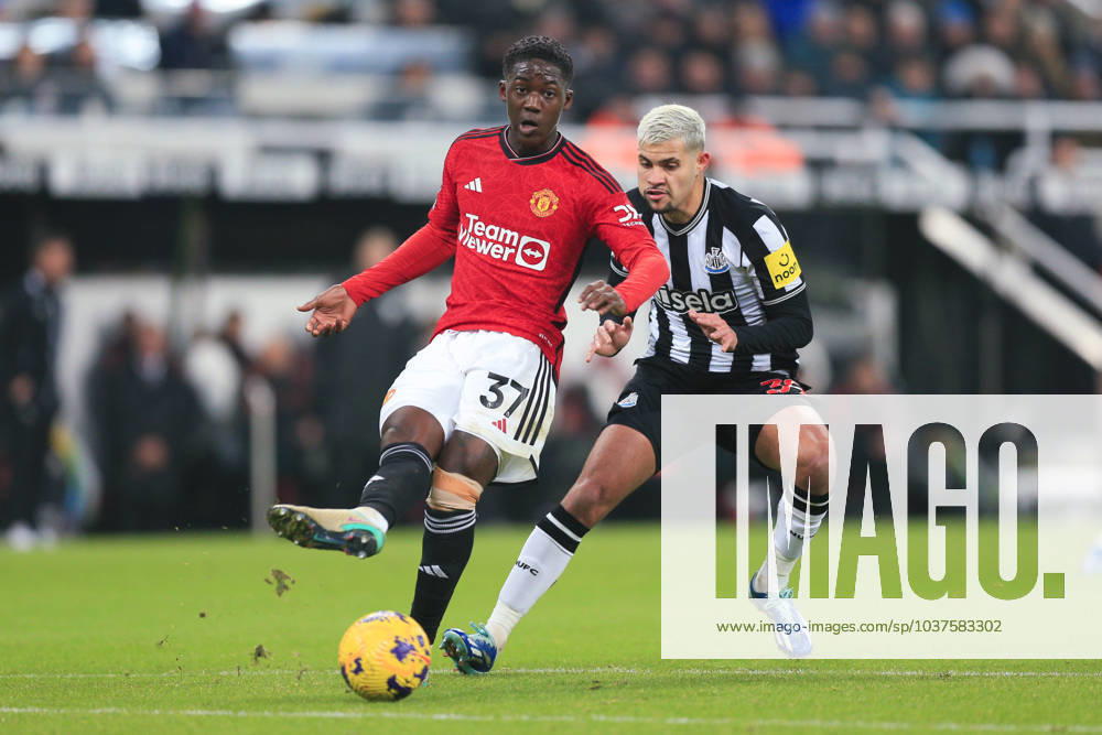 Newcastle United gegen Manchester United 2. Dezember 2023, Newcastle Premier League Fußball Newcastle United gegen Manchester United Robbie Mainoo von Manchester United und Bruno Guimaraes von Newcastle United Foto