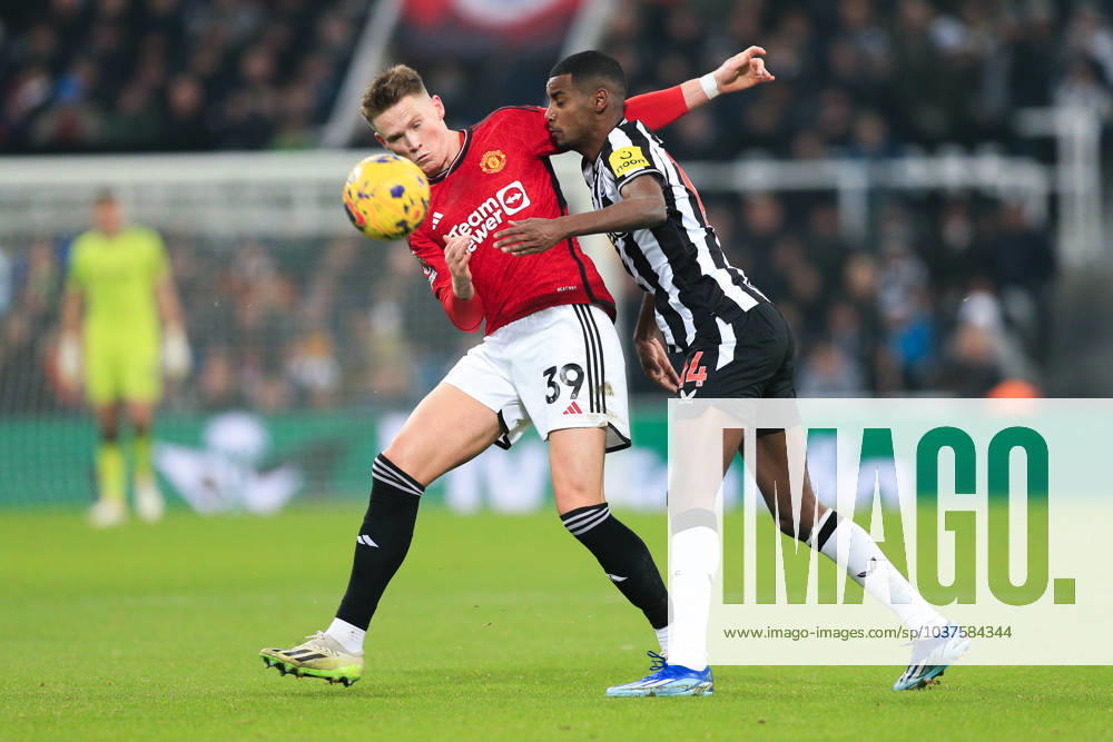 Newcastle United gegen Manchester United 2. Dezember 2023, Newcastle Premier League Fußball Newcastle United gegen Manchester United Scott McTominay von Manchester United und Alexander Isak von Newcastle United Foto