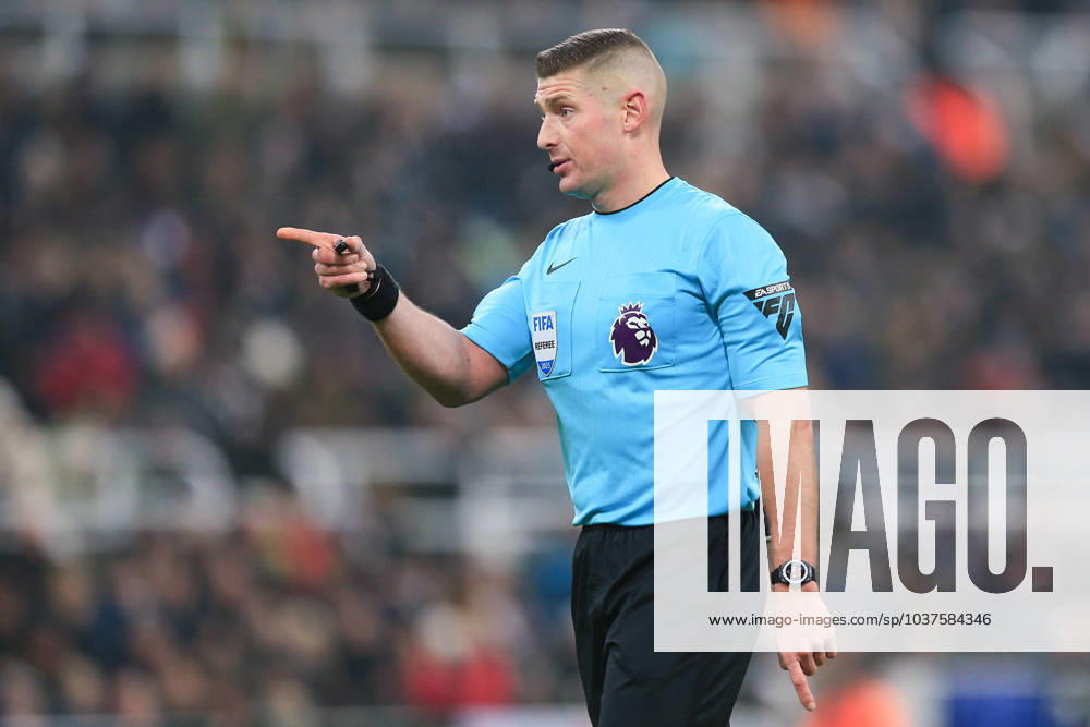 Newcastle United gegen Manchester United 2. Dezember 2023, Newcastle Premier League Fußball Newcastle United gegen Manchester United Schiedsrichter Robert Jones Foto
