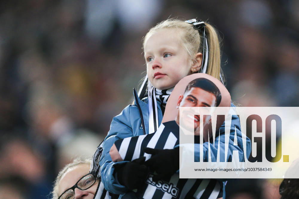 Newcastle United gegen Manchester United 2. Dezember 2023, Newcastle Premier League Fußball Newcastle United gegen Manchester United Ein junger Newcastle-Fan mit einem Bruno-Kissen Foto von Daniel Chesterton Newcastle UK