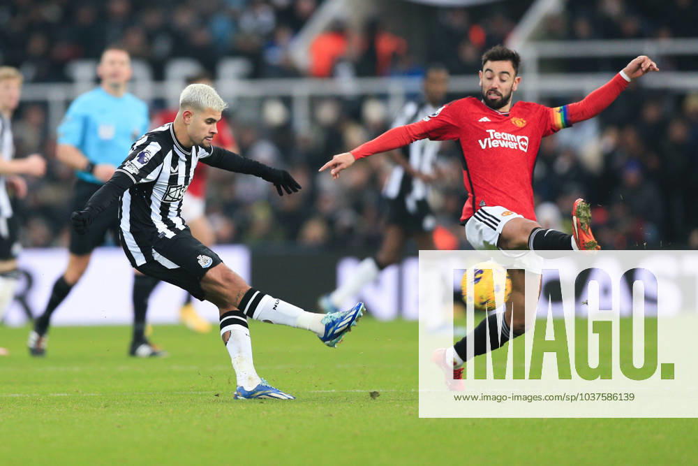 Newcastle United gegen Manchester United 2. Dezember 2023, Newcastle Premier League Fußball Newcastle United gegen Manchester United Bruno Guimaraes von Newcastle United und Bruno Fernandes von Manchester United Foto von Daniel Chesterton Newcastle UK