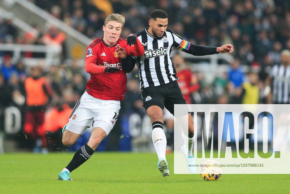 Newcastle United gegen Manchester United 2. Dezember 2023, Newcastle Premier League Fußball Newcastle United gegen Manchester United Rasmus Hojlund von Manchester United und Jamaal Lascelles von Newcastle United Foto