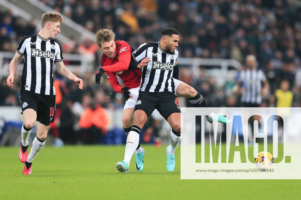 Newcastle United gegen Manchester United 2. Dezember 2023, Newcastle Premier League Fußball Newcastle United gegen Manchester United Rasmus Hojlund von Manchester United und Jamaal Lascelles von Newcastle United Foto