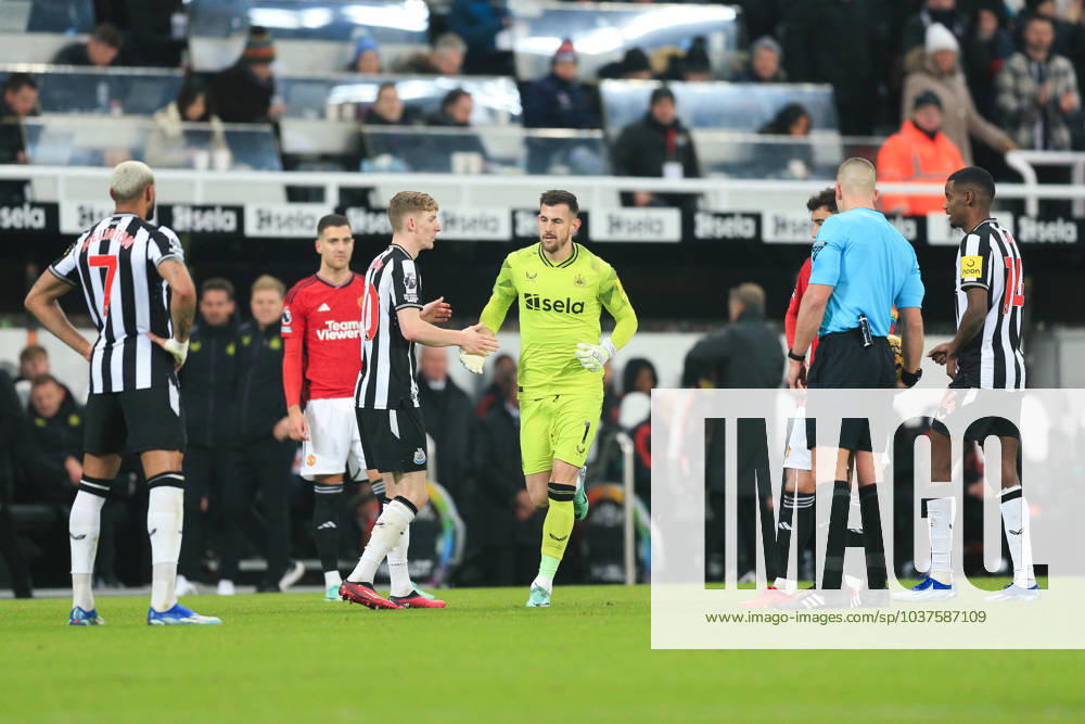 Newcastle United - Manchester United 2. Dezember 2023, Newcastle Premier League Fußball Newcastle United - Manchester United Newcastle United Torhüter Martin Dubravka wird eingewechselt Foto von Daniel Chesterton Newcastle UK