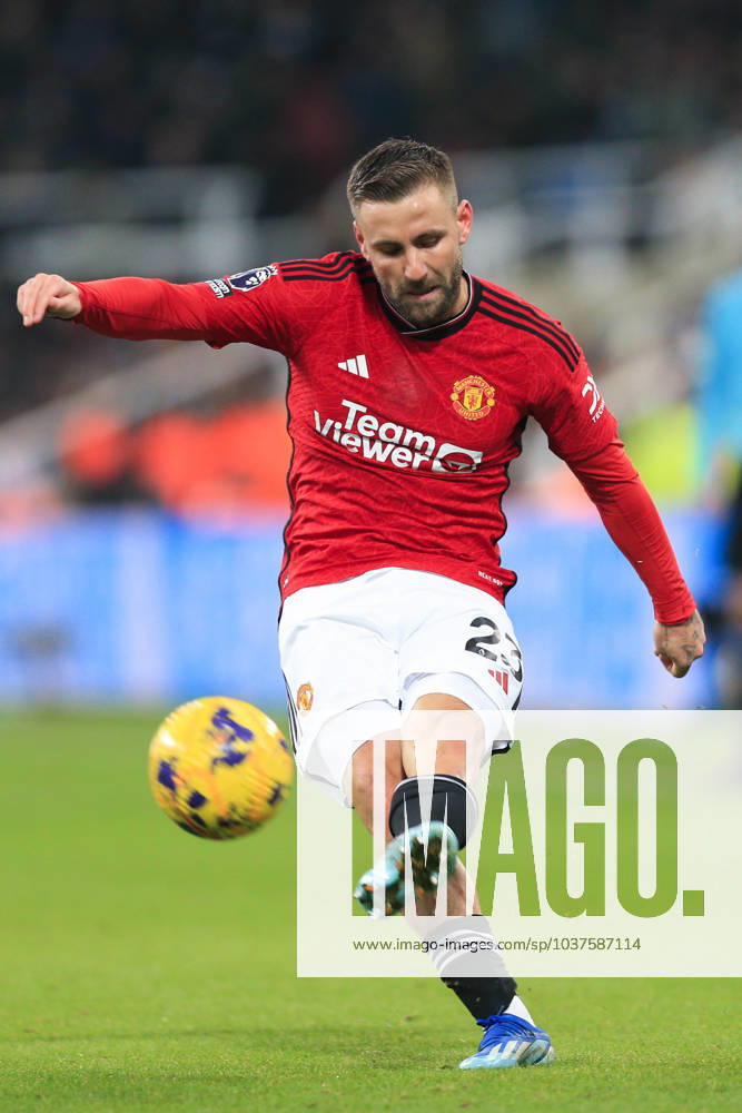 Newcastle United gegen Manchester United 2. Dezember 2023, Newcastle Premier League Fußball Newcastle United gegen Manchester United Luke Shaw von Manchester United Foto von Daniel Chesterton Newcastle UK