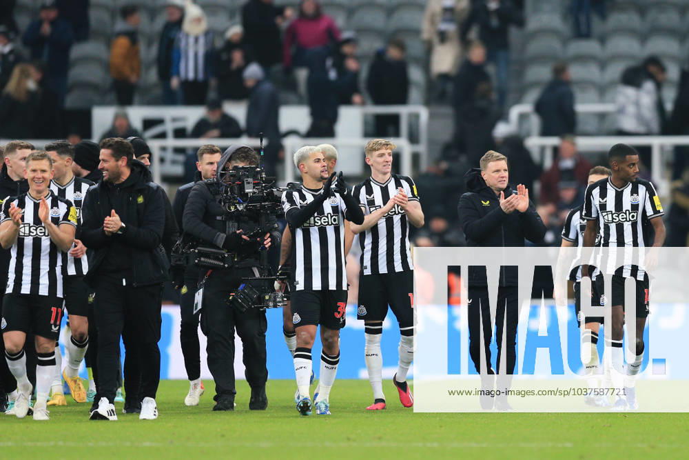 Newcastle United gegen Manchester United 2. Dezember 2023, Newcastle Premier League Fußball Newcastle United gegen Manchester United Newcastle United-Manager Eddie Howe und seine Spieler applaudieren den Fans Foto