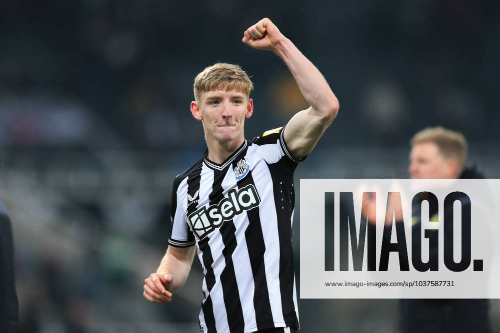 Newcastle United gegen Manchester United 2. Dezember 2023, Newcastle Premier League Fußball Newcastle United gegen Manchester United Anthony Gordon von Newcastle United feiert den Sieg Foto von Daniel Chesterton Newcastle UK