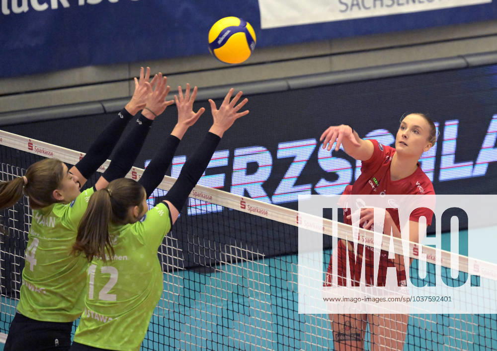 Dresdens Grace Frohling smashes the ball over the net, on the left Aachens Jolijn de Haan and Wiebke Silge, Volleyball Bundesliga, Dresdner SC Ladies in Black Aachen 3 1, Dresden Saxony Germany
