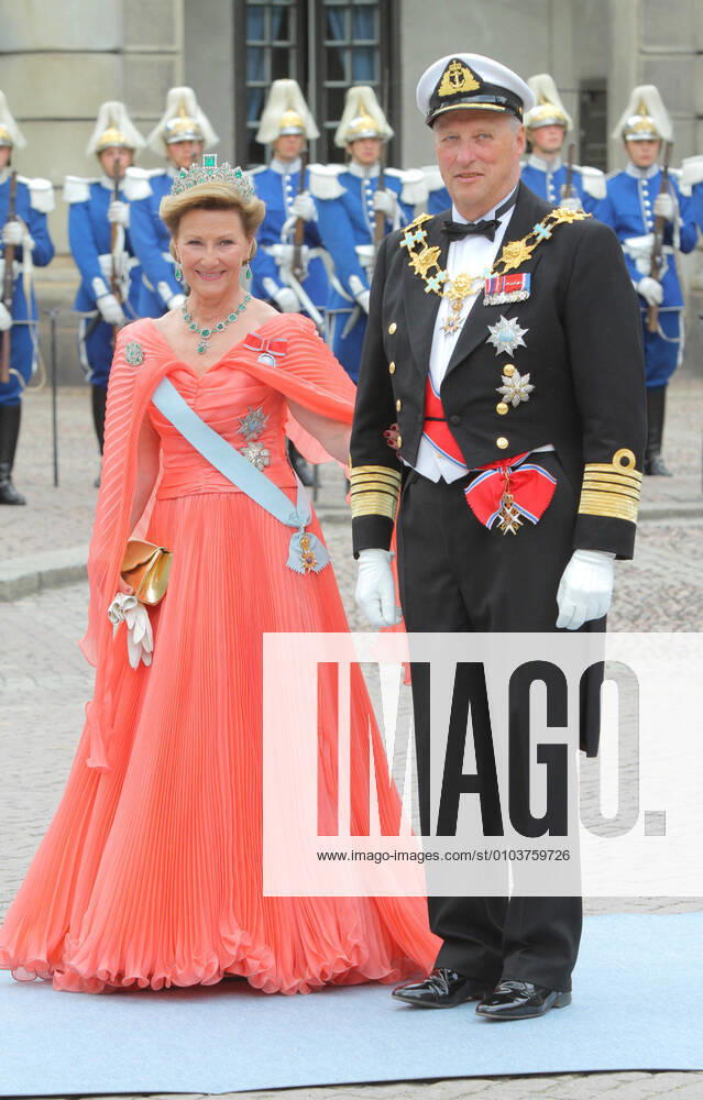 Sweden Wedding 19 06 2010 King Harald V of Norway Queen Sonja King, Queen, Norway at the Parade Court of the Royal Castle, Hoegvaktsterrassen, Stockholm, Sweden, at the wedding ceremony of Victoria Crown Princess of Sweden and Prince Daniel of Sweden née Olof Daniel Westling 19 06 2010