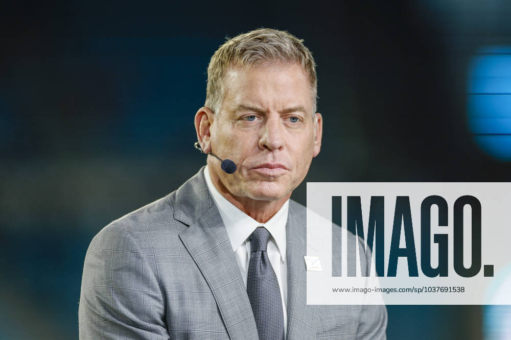 JACKSONVILLE, FL - DECEMBER 04: Former NFL, American Football Herren, USA quarterback and TV commentator Troy Aikman looks on before the game between the Jacksonville Jaguars and the Cincinnati Bengals on December 4, 2023 at EverBank Stadium in Jacksonville, Fl. (Photo by David Rosenblum Icon Sportswire) NFL: DEC 04 Bengals at Jaguars Icon231204457579