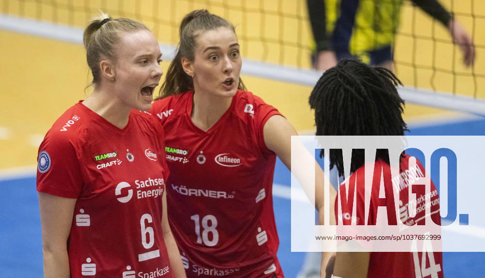 Volleyball, GER, Women, CEV Cup, Second leg, Season 2023 2024, SSC Palmberg Schwerin Dresdner SC Jennifer Janiska Dresdner SC, left , Sarah Straube Dresdner SC, center , Tia Naomi Jimerson Dresdner SC, right cheer Schwerin Palmberg Arena Mecklenburg Vorpommern Germany