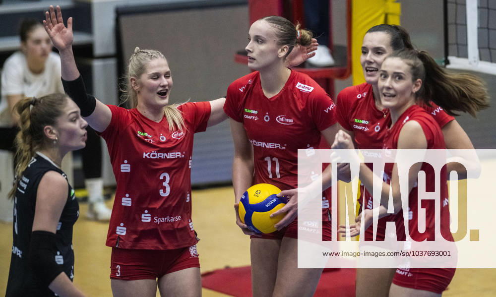 Volleyball, GER, Women, CEV Cup, Second leg, Season 2023 2024, SSC Palmberg Schwerin Dresdner SC The players of Dresdner SC celebrate their progress in the CEV Cup Schwerin Palmberg Arena Mecklenburg-Vorpommern Germany