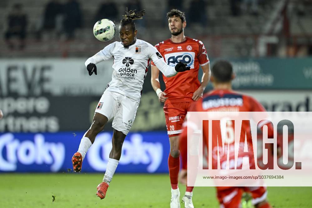 KV Kortrijk v RWDM - Belgian Croky Cup KORTRIJK, BELGIUM - DECEMBER 05 : Kone Youssouf defender of RWDM and Avenatti Felipe forward of KV Kortrijk during the Belgian Croky Cup round of sixteen match between KV Kortrijk and RWDM in the Guldensporen stadium on December 5, 2023 in Kortrijk, Belgium, 05 12 2023 Kortrijk Belgium
