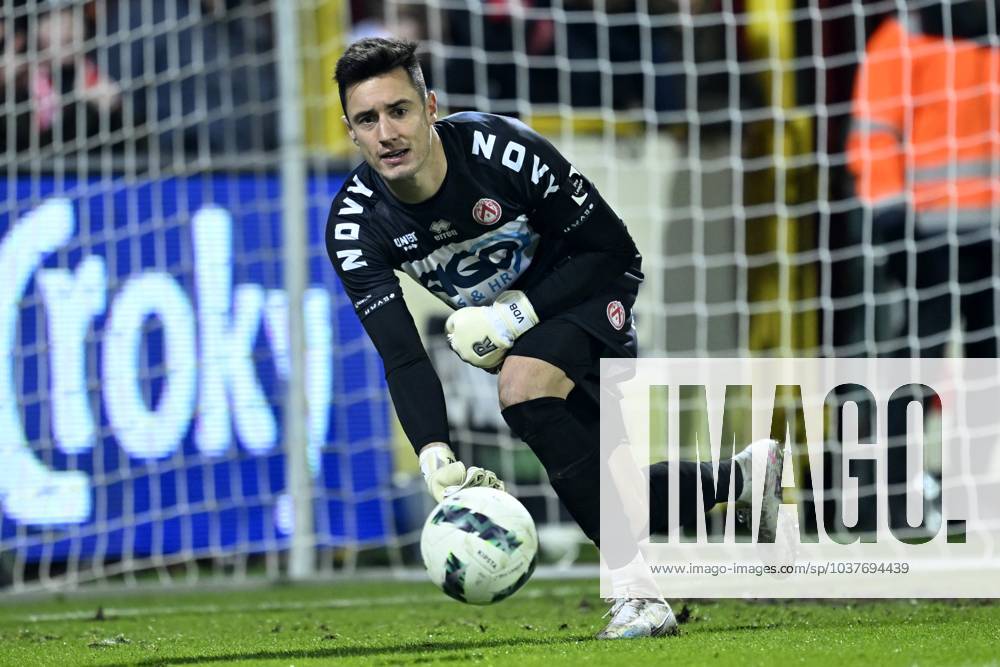 KV Kortrijk v RWDM - Belgian Croky Cup KORTRIJK, BELGIUM - DECEMBER 05 : Vandenberghe Tom goalkeeper of KV Kortrijk during the Belgian Croky Cup round of sixteen match between KV Kortrijk and RWDM in the Guldensporen stadium on December 5, 2023 in Kortrijk, Belgium, 05 12 2023 Kortrijk Belgium