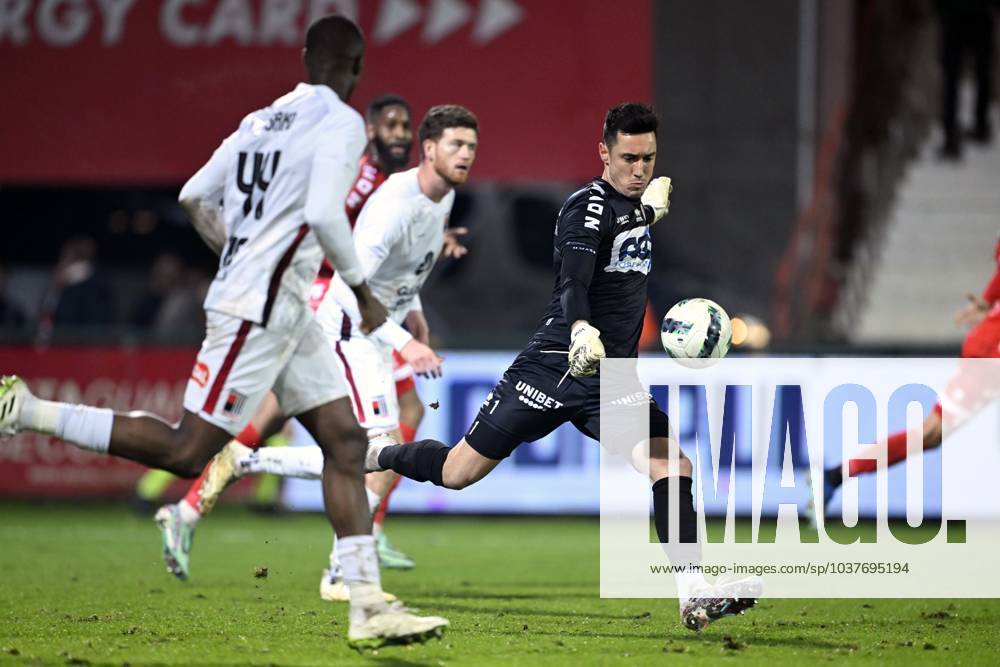 KV Kortrijk v RWDM - Belgian Croky Cup KORTRIJK, BELGIUM - DECEMBER 05 : Vandenberghe Tom goalkeeper of KV Kortrijk during the Belgian Croky Cup round of sixteen match between KV Kortrijk and RWDM in the Guldensporen stadium on December 5, 2023 in Kortrijk, Belgium, 05 12 2023 Kortrijk Belgium