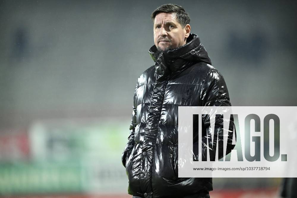 KV Kortrijk v RWDM - Belgian Croky Cup KORTRIJK, BELGIUM - DECEMBER 05 : De Boeck Glen head coach of KV Kortrijk looks on from the touchline during the Belgian Croky Cup round of sixteen match between KV Kortrijk and RWDM in the Guldensporen stadium on December 5, 2023 in Kortrijk, Belgium, 05 12 2023 Kortrijk Belgium
