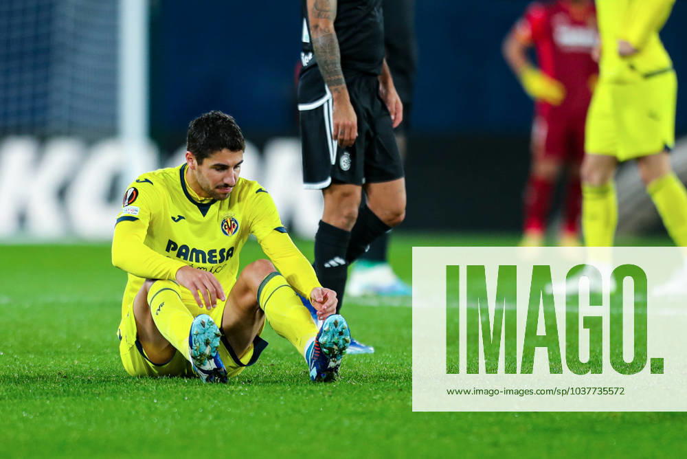 Santi Comesana of Villarreal gets injured during the Europa League, football match played between Villarreal CF and Maccabi Haifa at the Ceramica Stadium on December 6, 2023, in Valencia, Spain. VILLARREAL SPAIN - ZUMAa181 20231206_zaa_a181_146