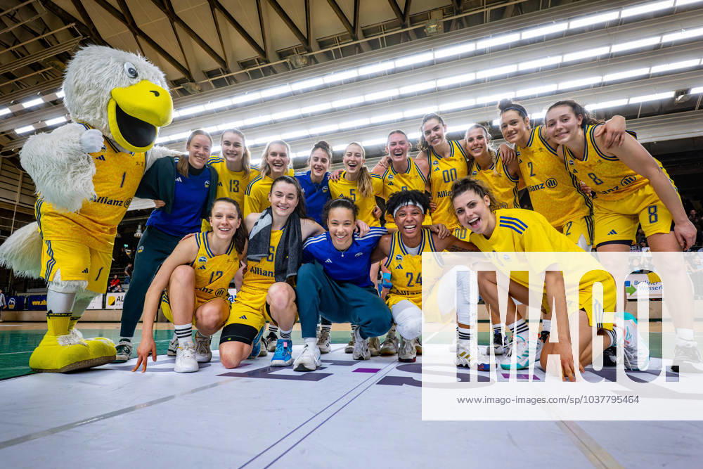 Basketball Berlin 08 12 2023 Season 2023 2024 1 Bundesliga DBBL Alba Berlin GISA LIONS MBC Cheering Alba after the victory Albatros mascot Lena Gohlisch Alba, No 12 Tessa Stammberger Alba, No 06 Wiebke Schwartau Alba, No 13 Nina Rosemeyer Alba, No 11 Lucy Reuß Alba, No 05 Reuss Deeshyra Thomas Alba, No 24 Laina Snyder Alba, No 09 Maggie Mulligan Alba, No 00 Margaret Marie Bertholdt Alba, No 04 Stefanie Grigoleit Alba, No 02 Theresa Simon Alba, No 03 Henriette Höfermann Alba, No 08 and others