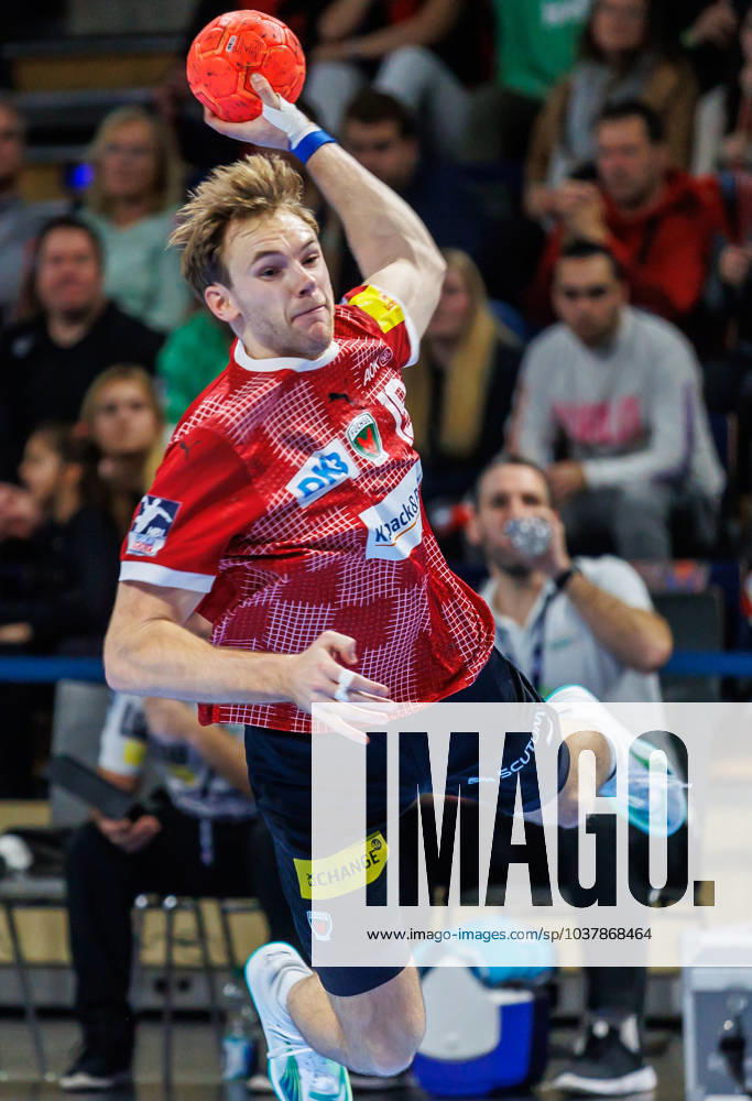Berlin, 10 12 23, Handball Bundesliga, Fuechse Berlin FRISCH AUF Goeppingen, Matchday 16, Max Schmeling Halle Berlins Lasse Andersson throws the ball at the goal Fuechse Berlin FRISCH AUF Goeppingen