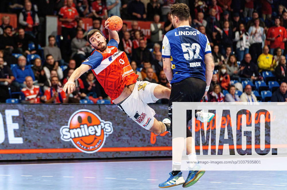 Throw goal Jacob Lassen Handball Sport Verein Hamburg, 09 , Justin Kurch ThSV Eisenach, 52 GER, Handball Sport Verein Hamburg vs ThSV Eisenach, Handball, DHB Pokal, Round of 16, 2023 2024 season, 12 12 2023 GER, Handball Sport Verein Hamburg vs ThSV Eisenach, Handball, DHB Pokal, Round of 16, 2023 2024 season, 12 12 2023 Hamburg
