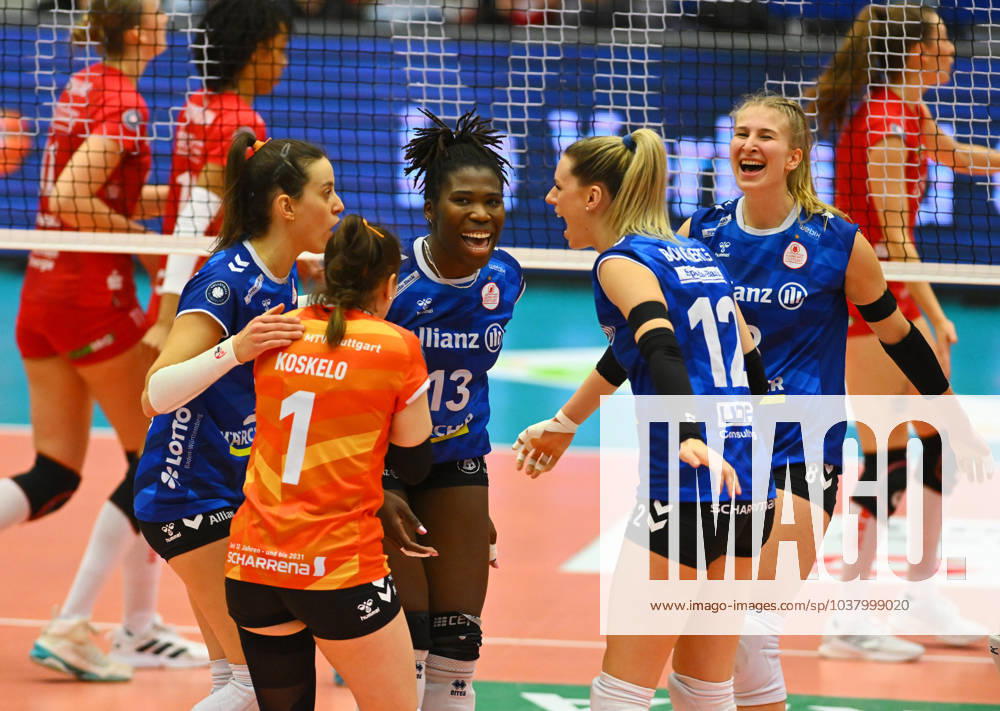 Stuttgart cheering, Krystal Rivers in the middle, Dresdner SC against Allianz MTV Stuttgart, Volleyball, DVV Cup semi-final, DDV Cup, Margon Arena Dresden Bodenbacher Straße, DSC, 2023 2024 season, 14 12 2023,