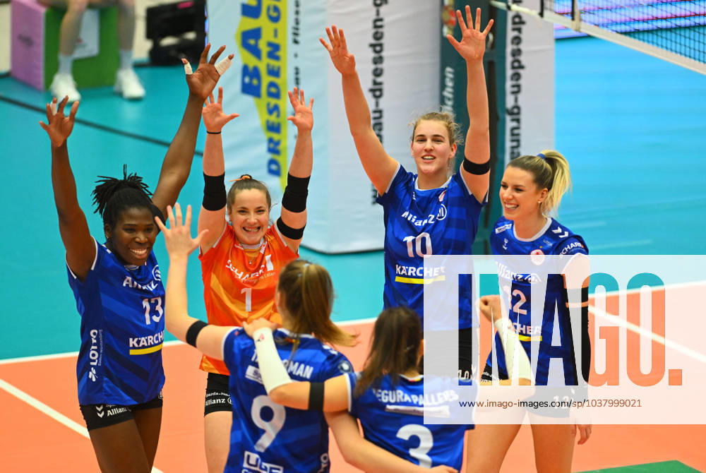 Cheers at Stuttgart, Dresdner SC against Allianz MTV Stuttgart, Volleyball, DVV Cup semi-final, DDV Cup, Margon Arena Dresden Bodenbacher Straße, DSC, 2023 2024 season, 14 12 2023,