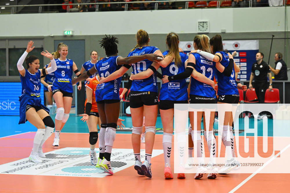 Winning cheer Stuttgart, final cheer, jubilation, Dresdner SC against Allianz MTV Stuttgart, volleyball, DVV Cup semi-final, DDV Cup, Margon Arena Dresden Bodenbacher Straße, DSC, 2023 2024 season, 14 12 2023,