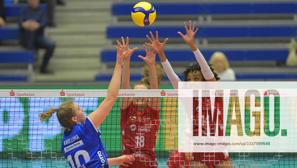 Stuttgarts Jolien Knollema against the Dresden block with Dresdens Sarah Straube and Dresdens Tia Jimerson, Dresdner SC MTV Allianz Stuttgart, volleyball, DVV Cup, semi-final, Dresden Germany
