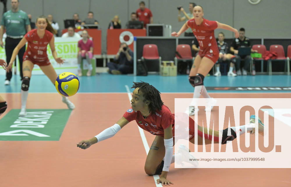 great effort by Dresdens Tia Jimerson, Dresdner SC MTV Allianz Stuttgart, volleyball, DVV Cup, semi-final, Dresden Germany