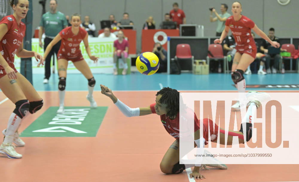 great effort by Dresdens Tia Jimerson, Dresdner SC MTV Allianz Stuttgart, volleyball, DVV Cup, semi-final, Dresden Germany
