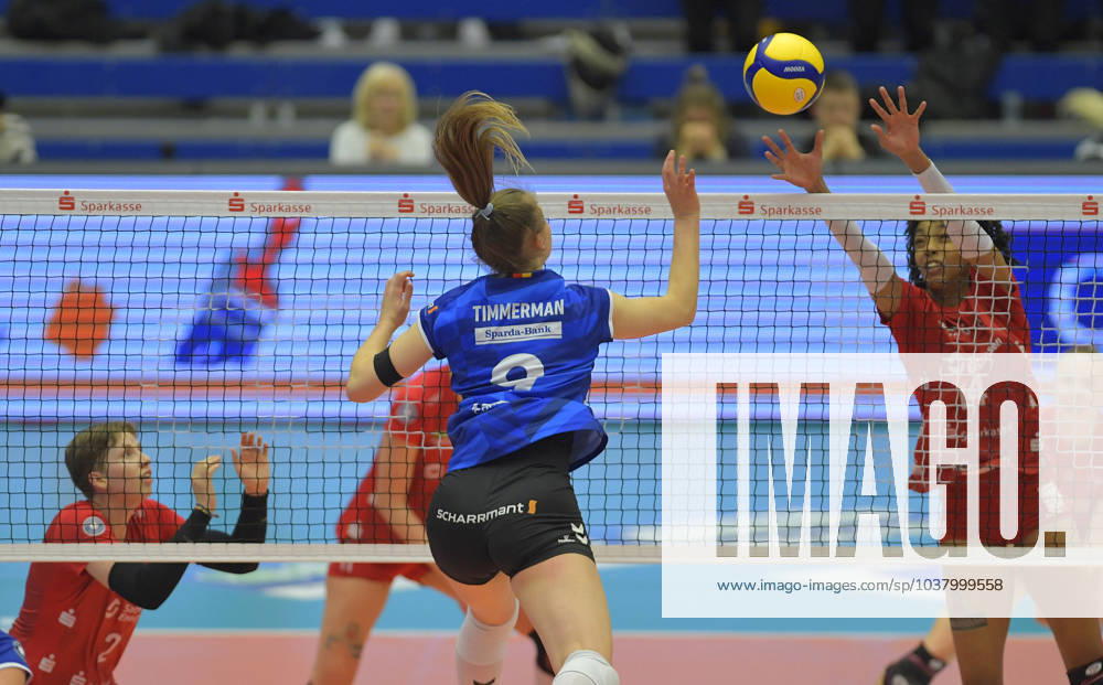 Dresdens Tia Jimerson fends off the lob from Stuttgarts Eline Timmerman, Dresdner SC MTV Allianz Stuttgart, Volleyball, DVV Pokal, semi-final, Dresden Germany
