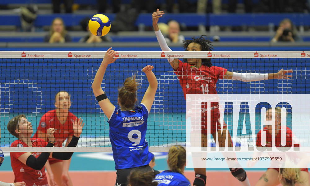 Dresdens Tia Jimerson fends off the lob from Stuttgarts Eline Timmerman, Dresdner SC MTV Allianz Stuttgart, Volleyball, DVV Pokal, semi-final, Dresden Germany