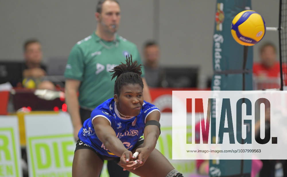 Stuttgarts Krystal Rivers, Dresdner SC MTV Allianz Stuttgart 1 3, Volleyball, DVV Cup, semi-final, Dresden Germany