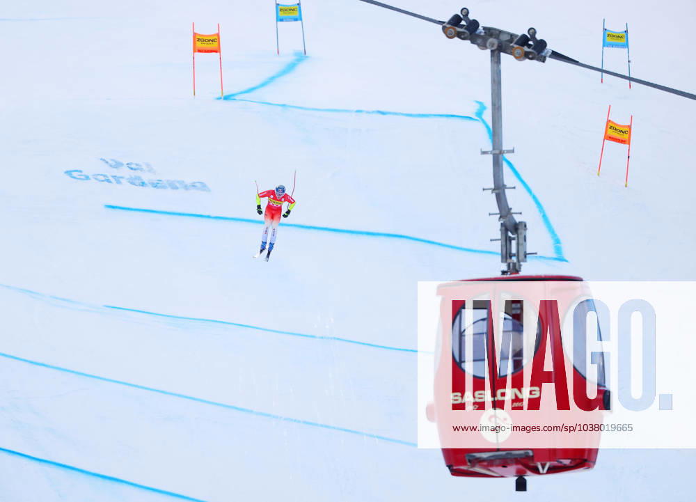 KW50 ALPINE SKIING - FIS WC Val Gardena VAL GARDENA,ITALY,15.DEC.23 - ALPINE SKIING - FIS World Cup, Super G, men. Image shows Marco Odermatt (SUI) and a gondola. GEPAxpictures xThomasxBachun