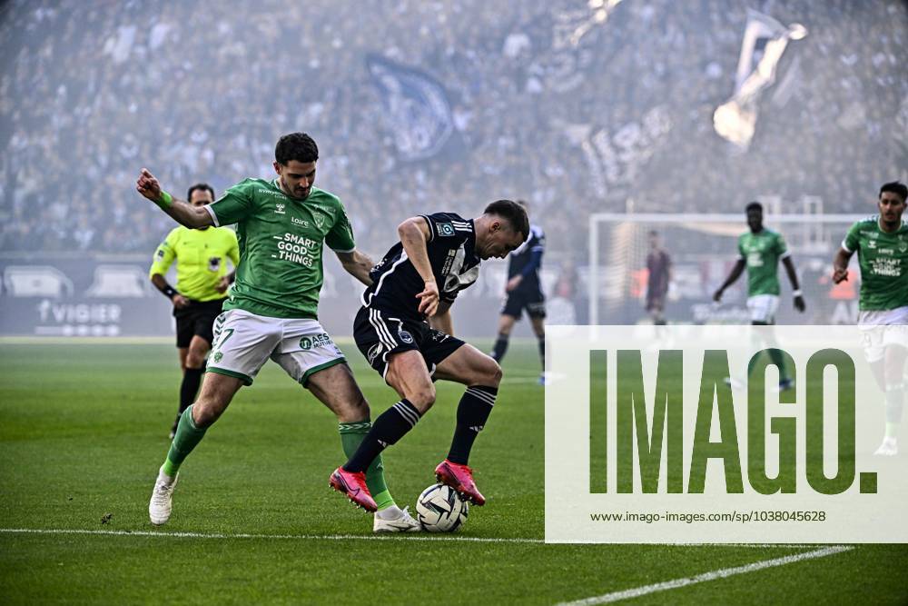 Jeremy Livolant (gir) vs Thomas Moconduit (aase) FOOTBALL : Bordeaux vs St Etienne - 18eme Journee du Championnat de France de Ligue 2 BKT - Bordeaux - 16-12-2023 ThierryBreton Panoramic