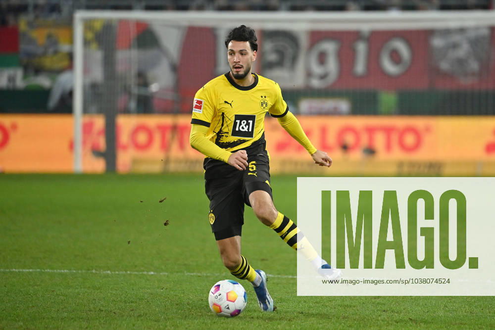 Rami BENSEBAINI Borussia Dortmund , action,single action,single image,cropped image,full body shot,whole figure Football 1 Bundesliga season 2023 2024, 15 Matchday, Matchday15 FC Augsburg Borussia Dortmund 1 1, on 16 12 2023 ,WWK Arena Augsburg