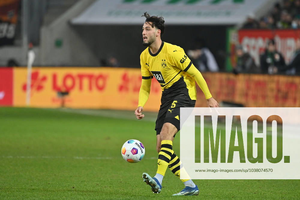 Rami BENSEBAINI Borussia Dortmund , action,single action,single image,cropped image,full body shot,whole figure Football 1 Bundesliga season 2023 2024, 15 Matchday, Matchday15 FC Augsburg Borussia Dortmund 1 1, on 16 12 2023 ,WWK Arena Augsburg