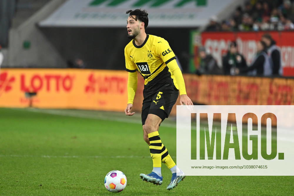 Rami BENSEBAINI Borussia Dortmund , action,single action,single image,cropped image,full body shot,whole figure Football 1 Bundesliga season 2023 2024, 15 Matchday, Matchday15 FC Augsburg Borussia Dortmund 1 1, on 16 12 2023 ,WWK Arena Augsburg