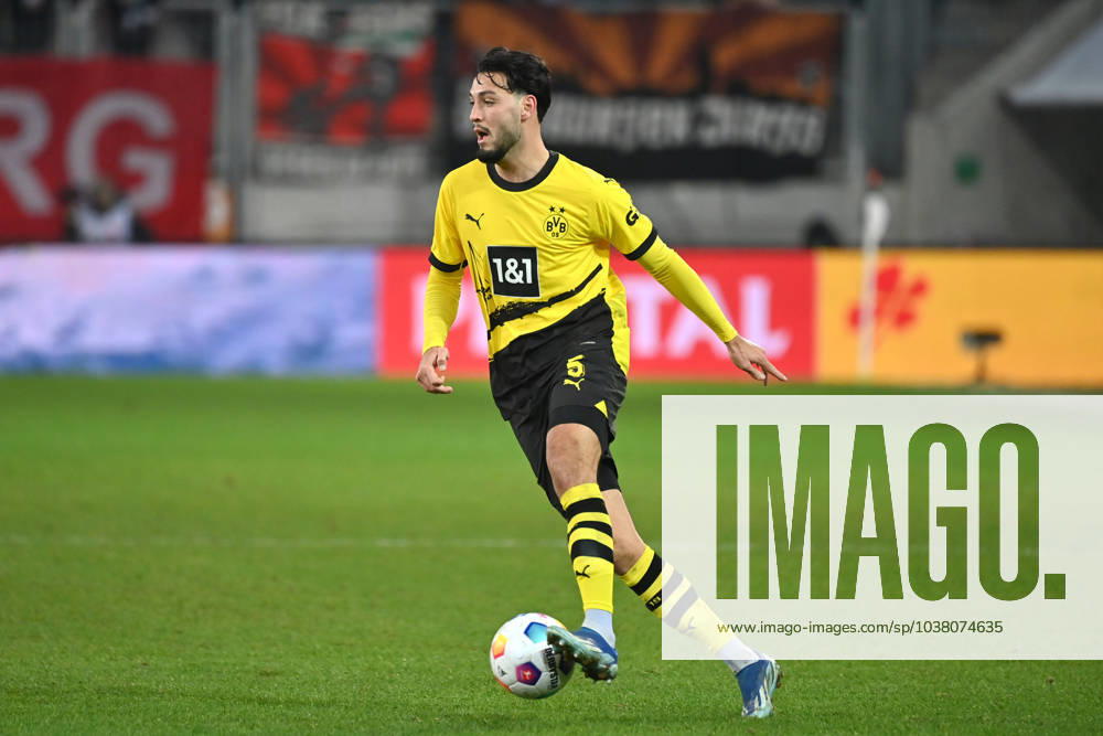 Rami BENSEBAINI Borussia Dortmund , action,single action,single image,cropped image,full body shot,whole figure Football 1 Bundesliga season 2023 2024, 15 Matchday, Matchday15 FC Augsburg Borussia Dortmund 1 1, on 16 12 2023 ,WWK Arena Augsburg