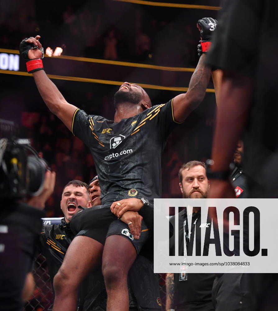 LEON EDWARDS (21-3-0) of Erdington, birmingham, England defeats COLBY COVINGTON (17-3-0) of Miami, Florida USA by a unanimous decision (49-46, 49-46, 49-46) during UFC 296 at T-Mobile Arena, Las Vegas Las Vegas USA - ZUMAo117 20231216_zsp_o117_055