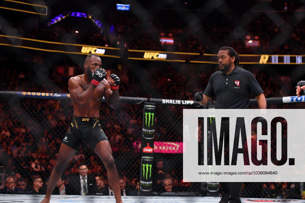LEON EDWARDS (21-3-0) of Erdington, birmingham, England defeats COLBY COVINGTON (17-3-0) of Miami, Florida USA by a unanimous decision (49-46, 49-46, 49-46) during UFC 296 at T-Mobile Arena, Las Vegas Las Vegas USA - ZUMAo117 20231216_zsp_o117_057